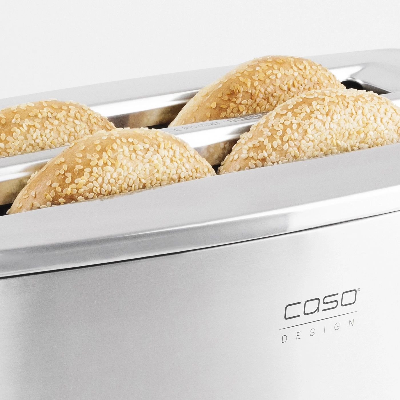 Nahaufnahme eines Toasters mit Brötchen, Caso Design, Edelstahl, Küche