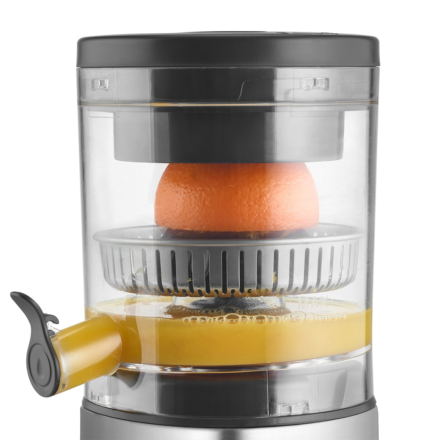 Ein Orangensaftbereiter mit einer Orange und frisch gepresstem Saft.