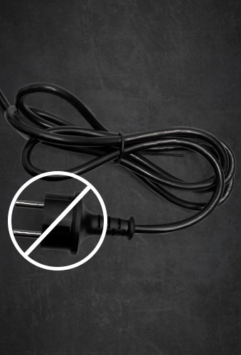 Schwarzes Kabel mit Stecker, der durchgestrichen ist, auf dunklem Hintergrund.
