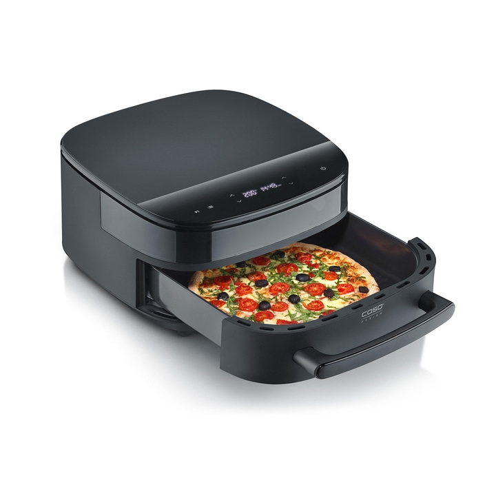 Eine schwarze Heißluftfritteuse mit einer Pizza darin.