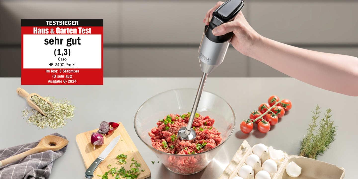 Ein Handmixer in Aktion mit Zutaten wie Hackfleisch, Tomaten und Eiern.