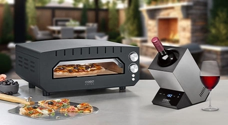 Pizzaofen und Weinkühler mit Pizza und Wein