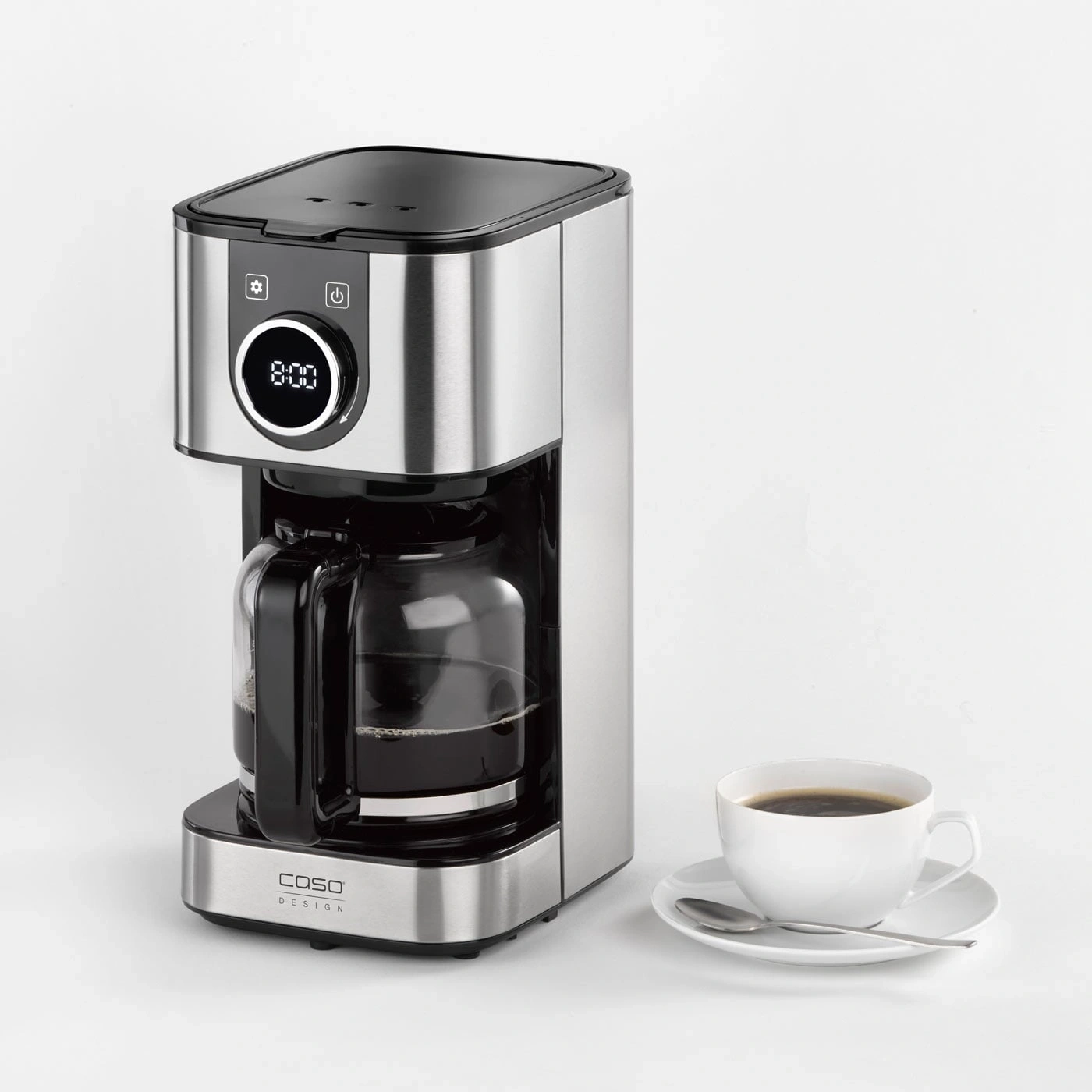 Kaffeemaschine mit Tasse Kaffee auf weißem Hintergrund. Edelstahl-Design.