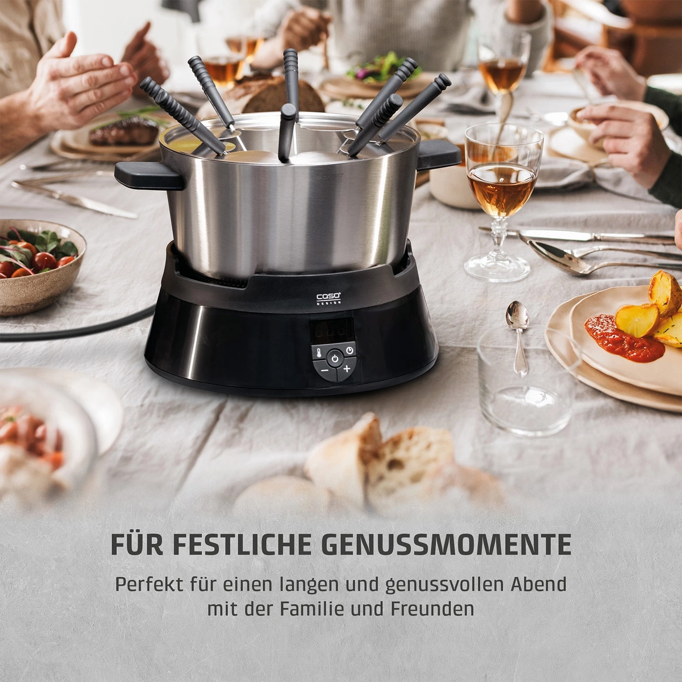 Ein Fondue-Set auf einem Tisch mit Essen und Menschen, die essen.