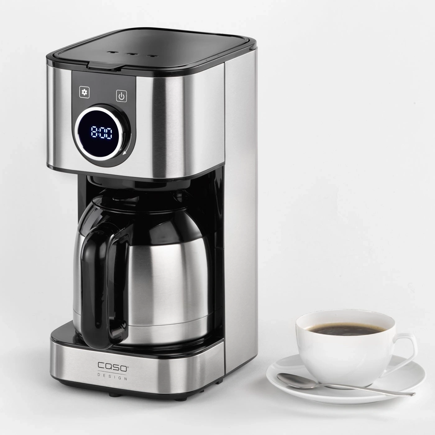 Kaffeemaschine mit digitaler Anzeige und Kaffeetasse auf weißem Hintergrund
