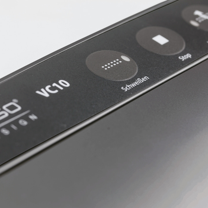 Close-up of black device with buttons and the labels VC10 and Schweißen
