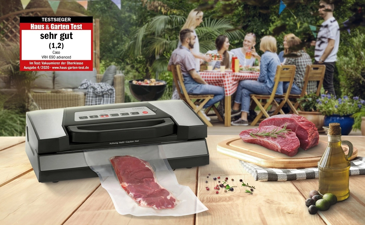 Vakuumierer mit Fleisch und einer Gruppe von Menschen im Hintergrund