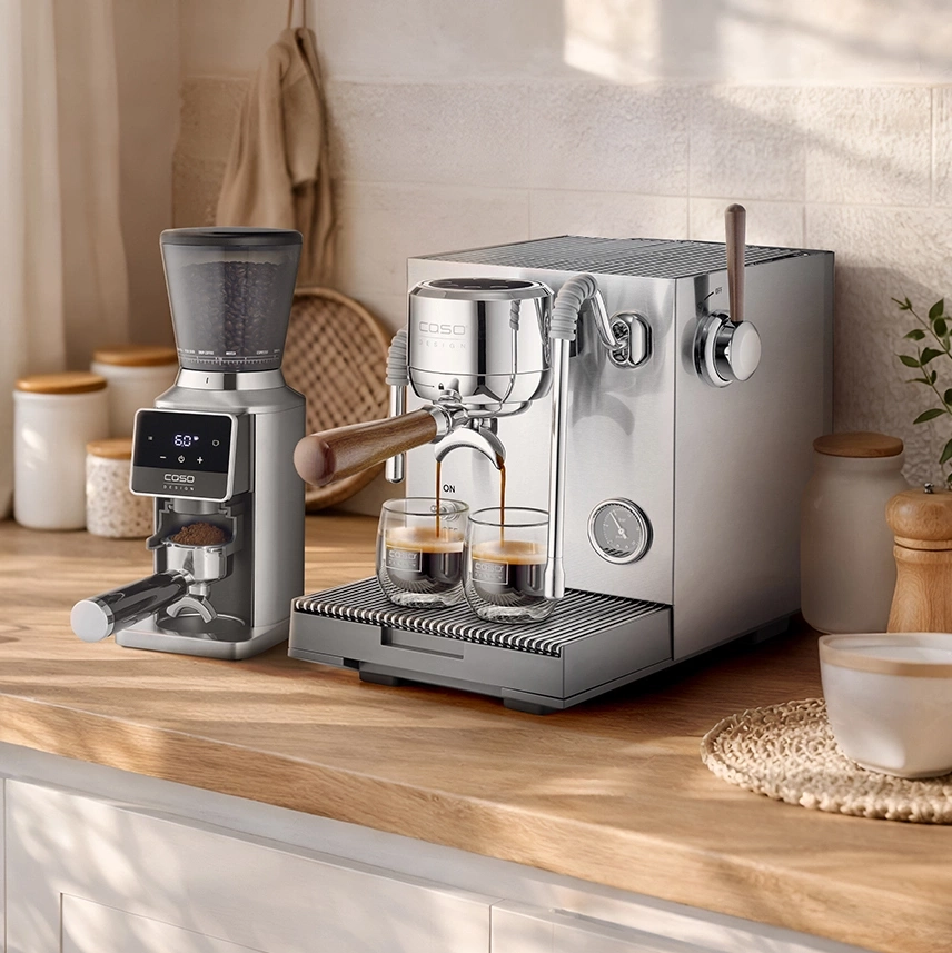 Eine Espressomaschine und Kaffeemühle mit zwei Espressogläsern