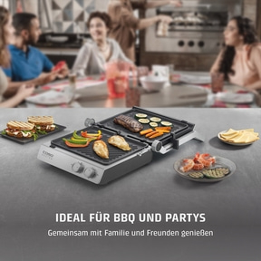 Grill mit Essen und Familie im Hintergrund