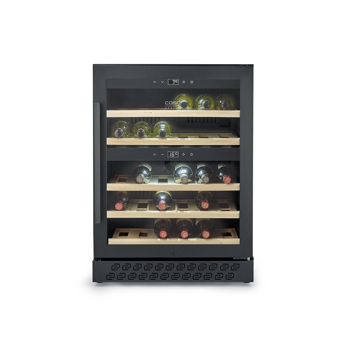 Ein moderner schwarzer Weinkühlschrank mit Holzböden und Glasfront, gefüllt mit Weinflaschen.