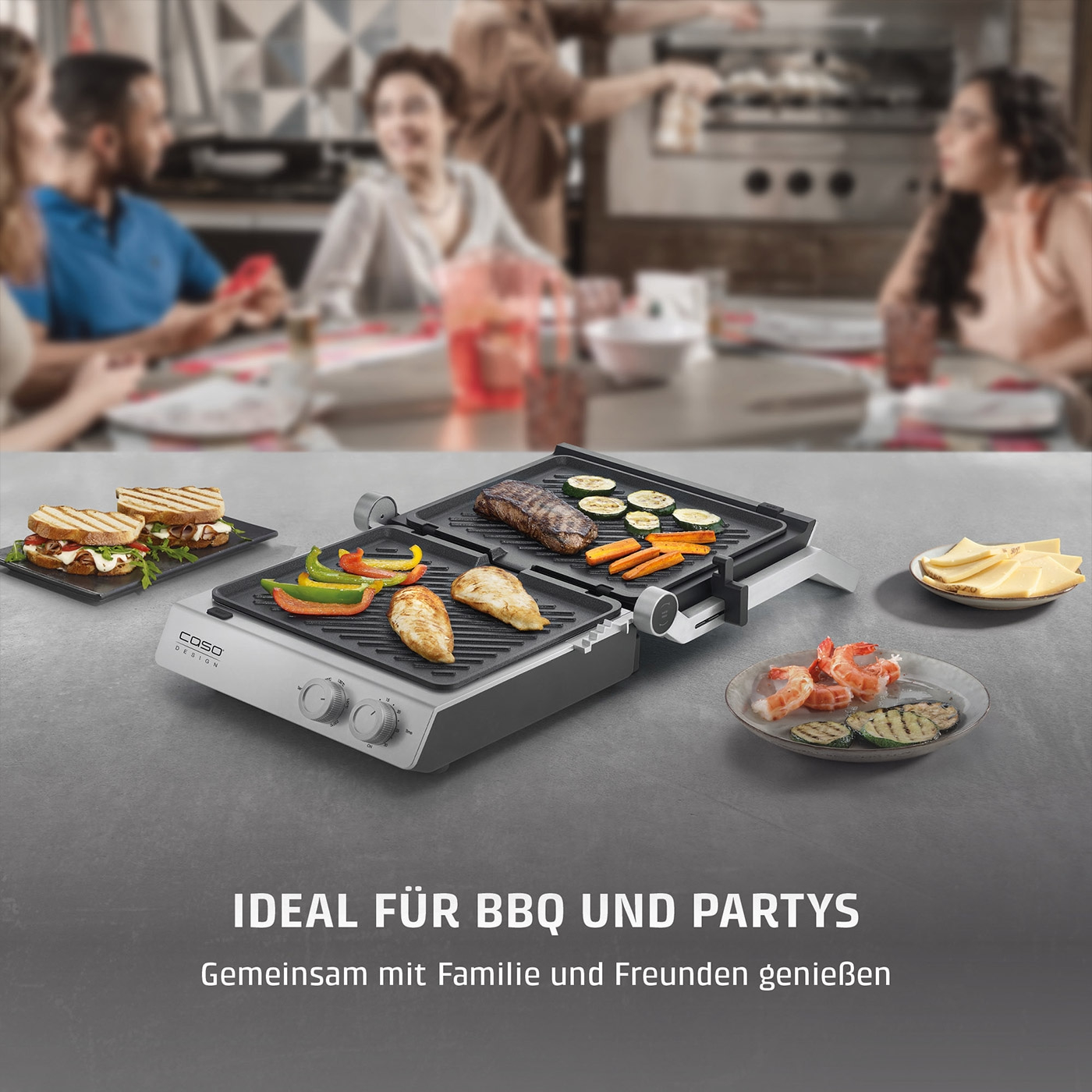 Grill mit Essen und Familie im Hintergrund