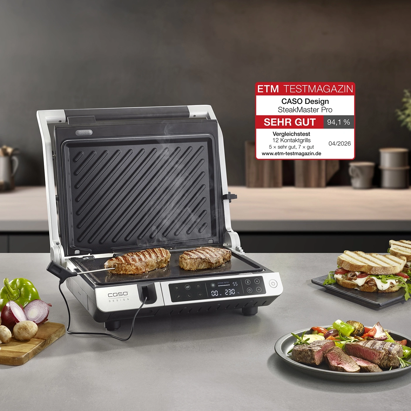Ein Grill mit Steaks und Gemüse auf einem Tisch
