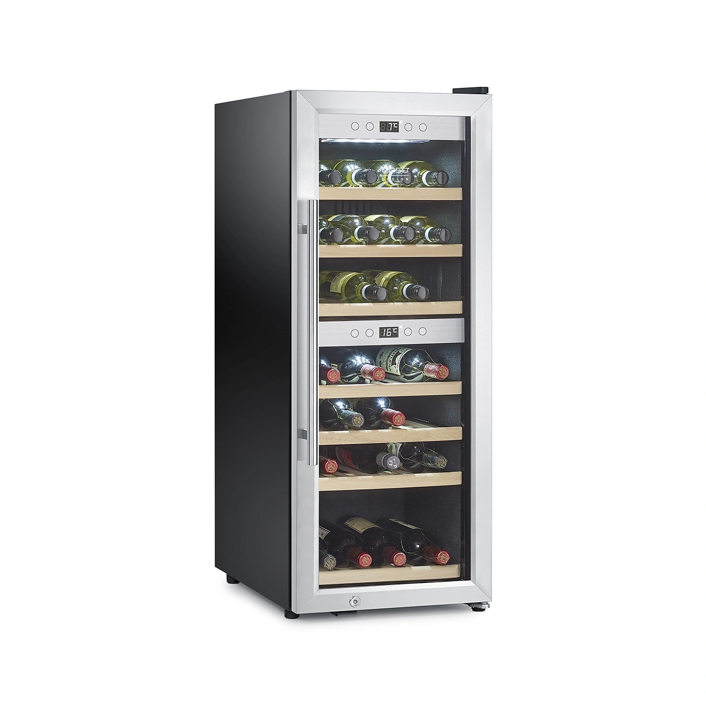 Ein moderner Weinkühlschrank mit Glastür und Holzböden, gefüllt mit Weinflaschen.