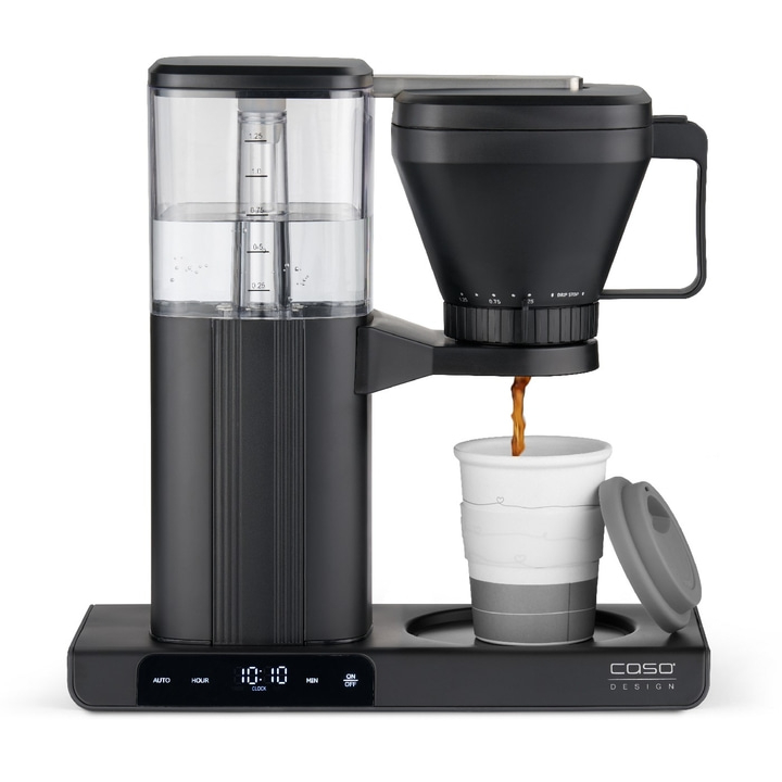 Kaffeemaschine mit Becher, Wasserbehälter und digitaler Anzeige. Schwarzes Design.