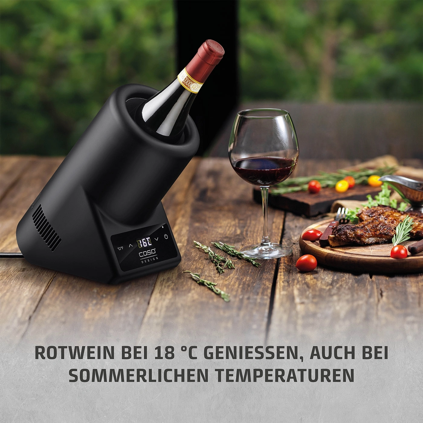 Rotwein-Kühler mit Glas und Essen auf einem Holztisch, Sommer-Genuss.