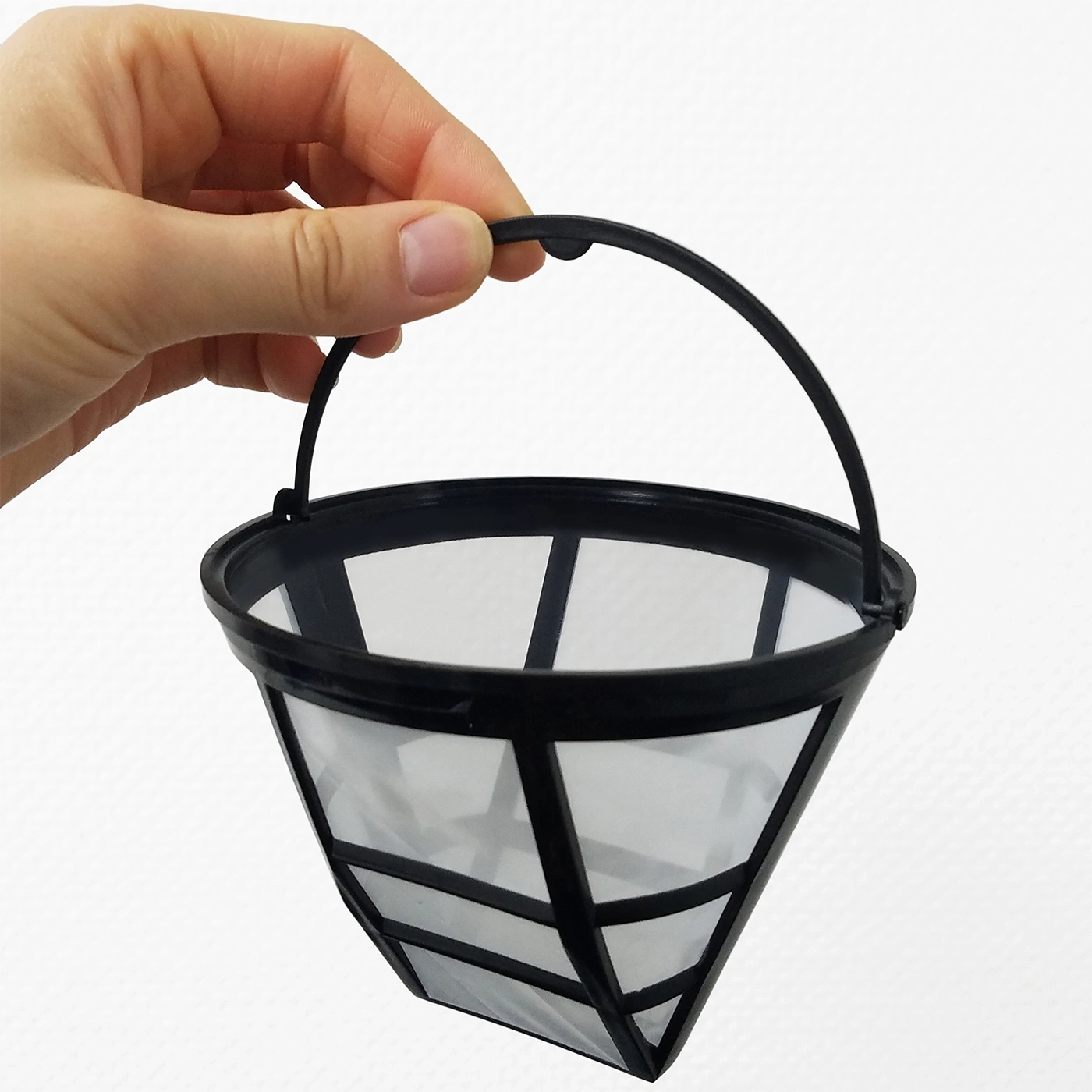 Hand hält schwarzen Kaffeefilter mit Griff, Nahaufnahme, weißer Hintergrund