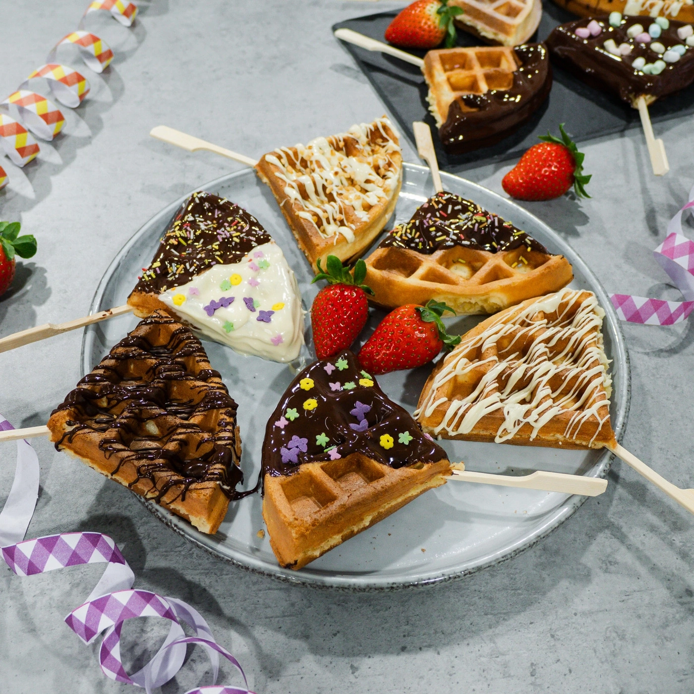 Waffeln auf einem Teller mit Erdbeeren und Dekorationen