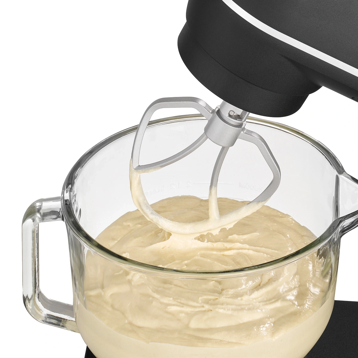 Küchenmaschine mit Teig in einer Glasschüssel, Nahaufnahme, Kochen, Backen