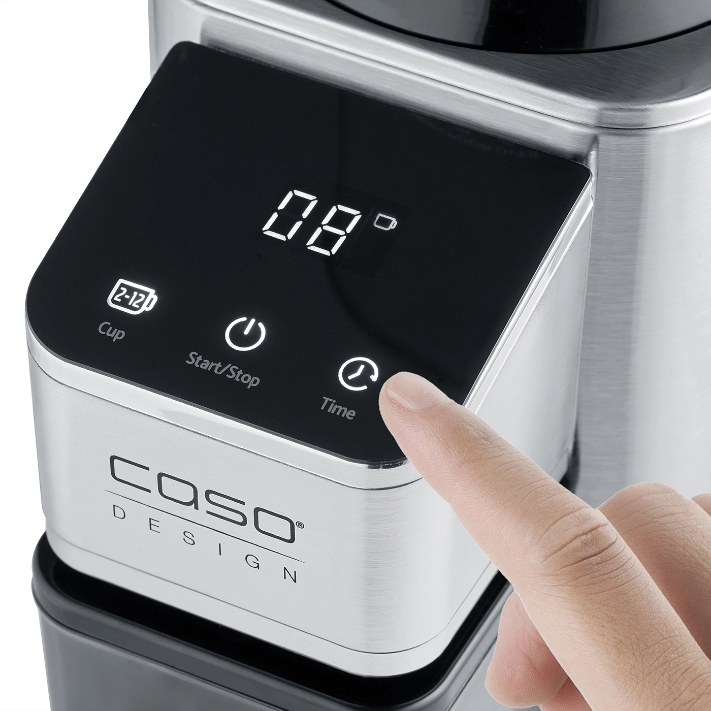Nahaufnahme einer Kaffeemaschine mit digitaler Anzeige und Bedienung durch Fingerdruck