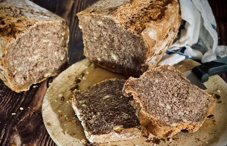 Brotlaibe, geschnitten, auf einem Holzbrett, rustikal, lecker, gesund, Getreide