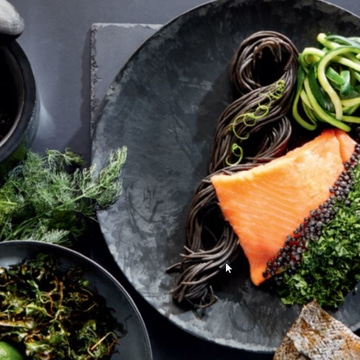 Lachs mit Nudeln und Gemüse auf einem Teller, Nahaufnahme, Gourmetessen.