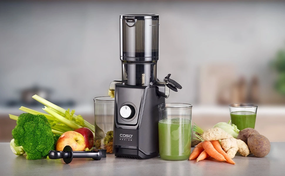 Entsafter mit Gemüse und Obst, Saft, gesunde Ernährung, Küche