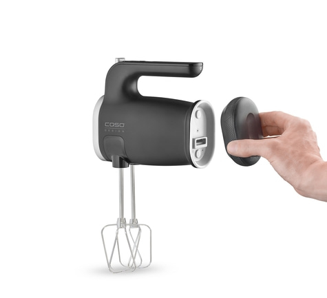 Handmixer mit abnehmbarem Teil und Hand, isoliert auf weißem Hintergrund.