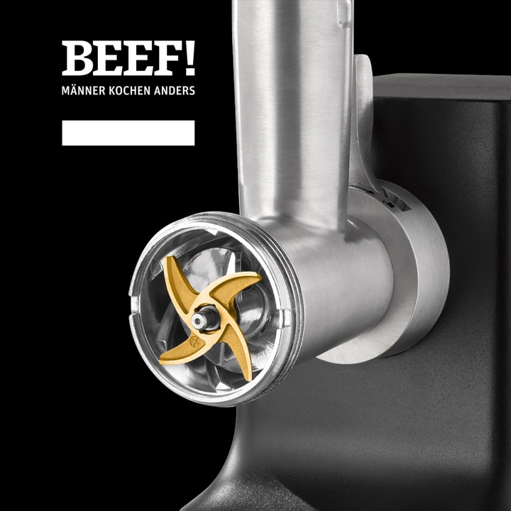 Nahaufnahme eines Fleischwolfs mit goldenem Messer und Text BEEF!
