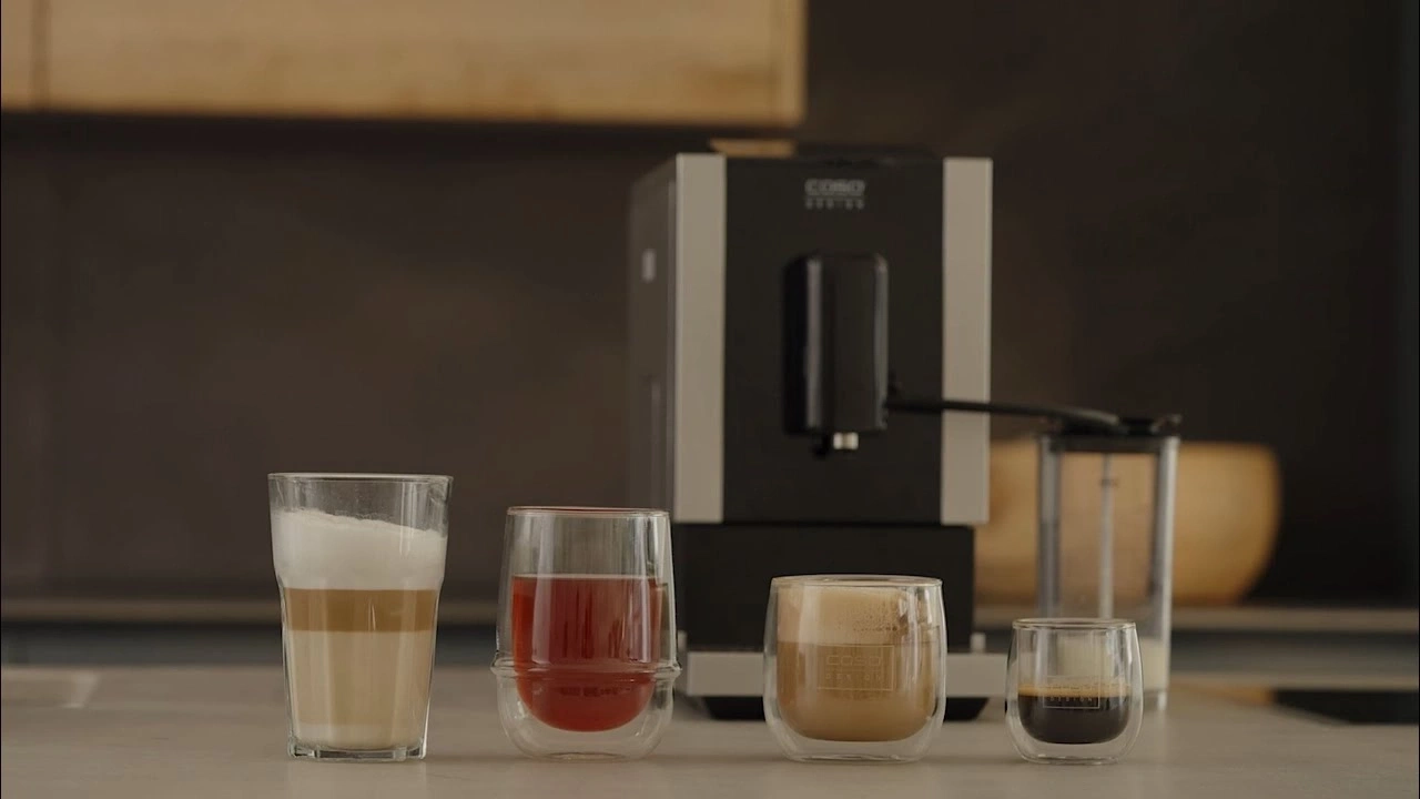 Kaffeemaschine mit verschiedenen Getränken in Gläsern auf einer Theke