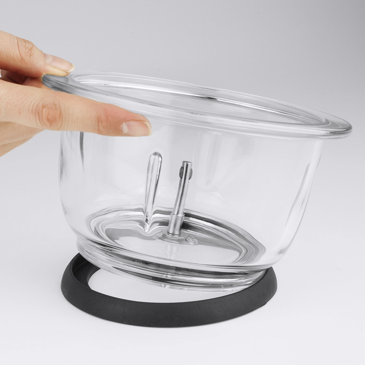 Glasbehälter mit Hand, schwarzem Sockel und Metallteilen, transparent