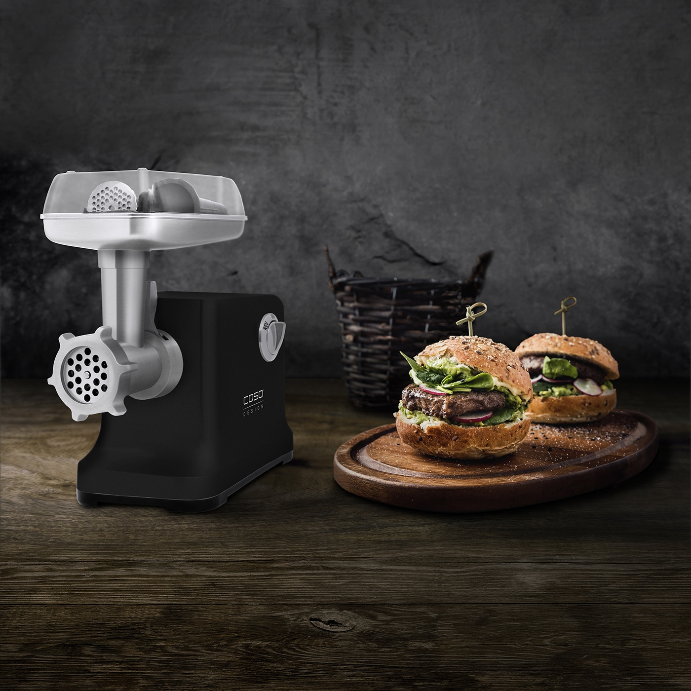 Fleischwolf und Burger auf einem Holzbrett, rustikal