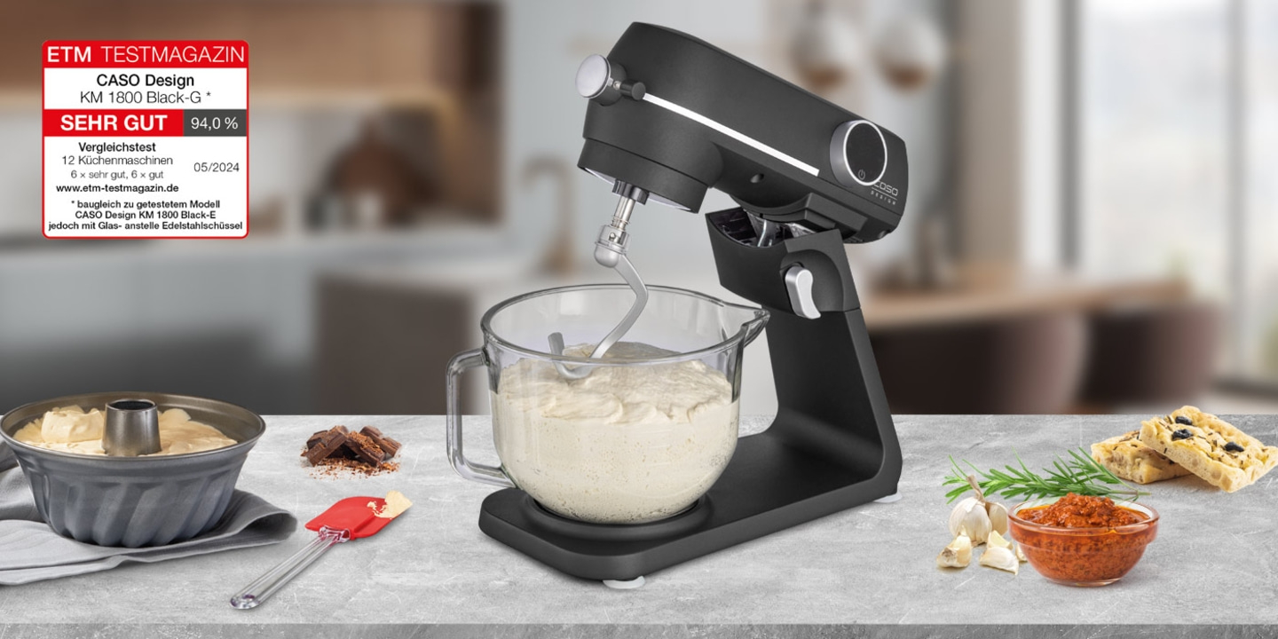 3157_kuechenmaschine_km1800black-g_ambiente06_1400x700px_testlogo