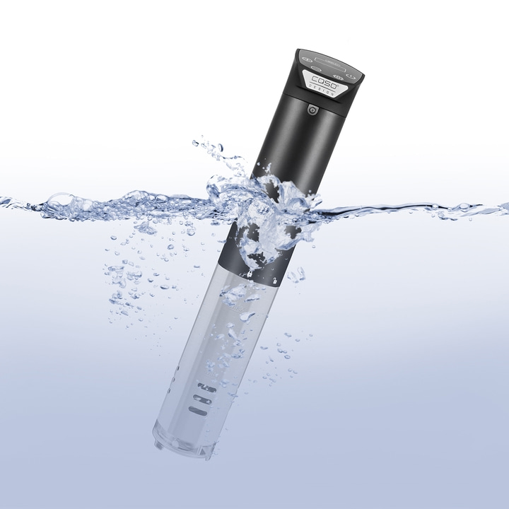 Sous-Vide-Garer im Wasser, schwarzes Gerät, Wasserspritzer, weißer Hintergrund