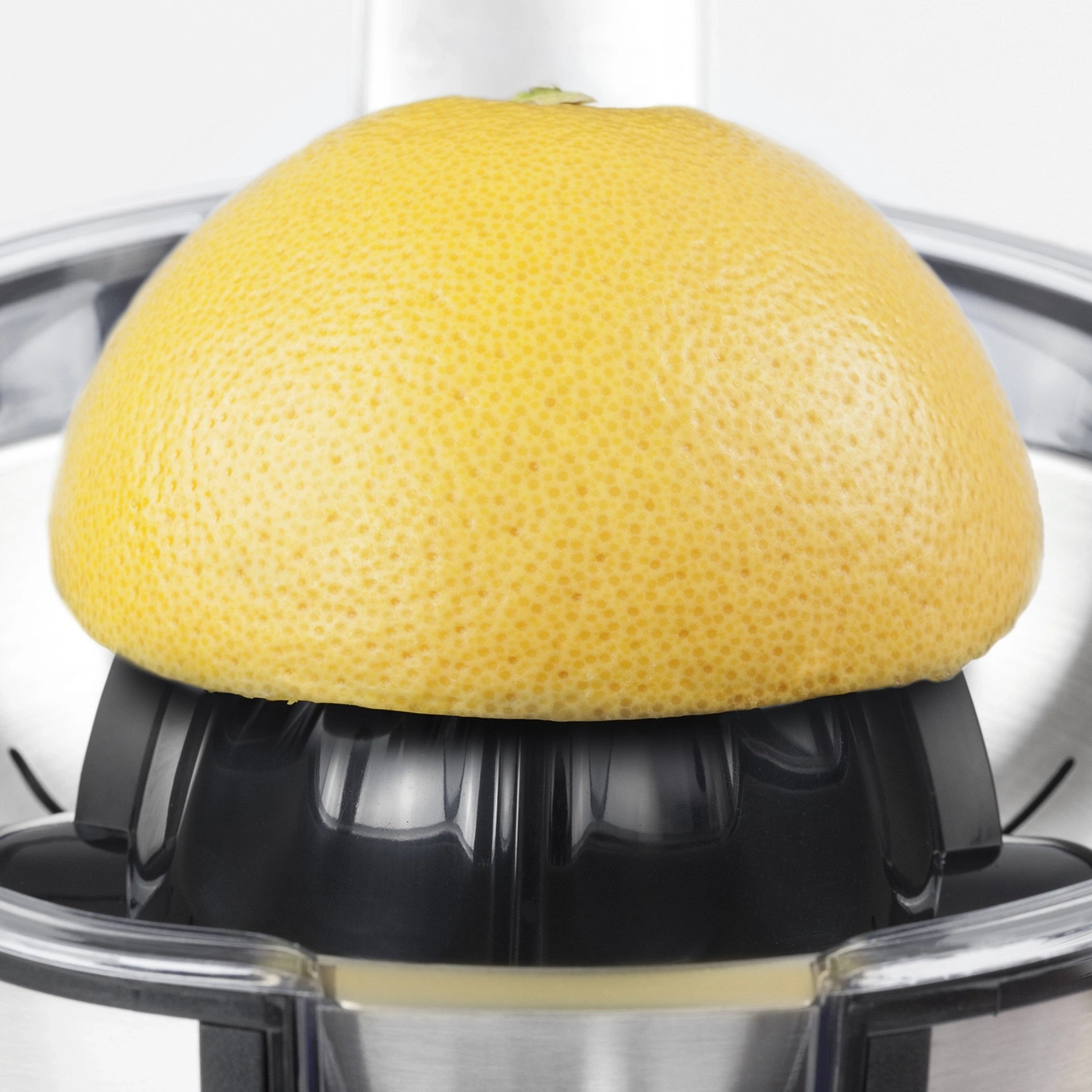 Grapefruit auf einer Zitruspresse. Nahaufnahme. Gelbe Frucht. Saftpresse. Küche.