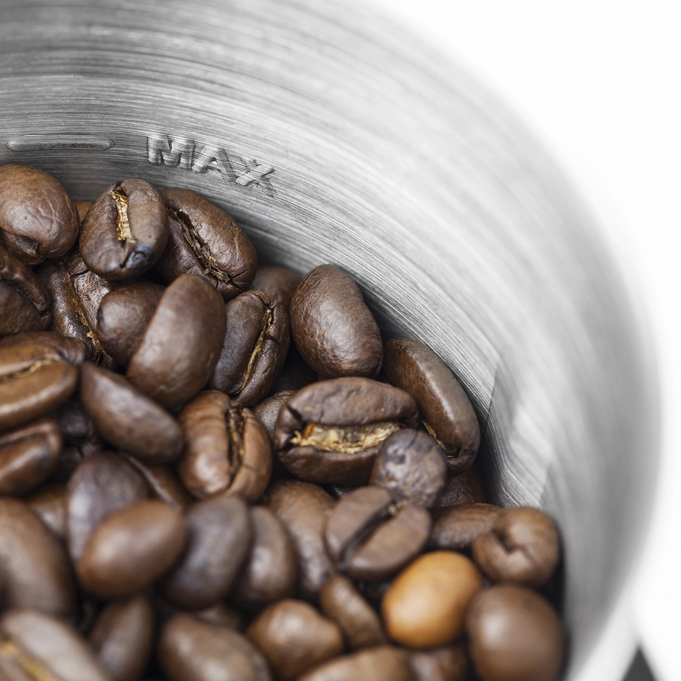 Nahaufnahme von Kaffeebohnen in einem Behälter mit der Aufschrift MAX.