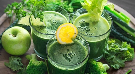 Grüner Smoothie mit Obst und Gemüse, serviert in Gläsern, gesundes Getränk