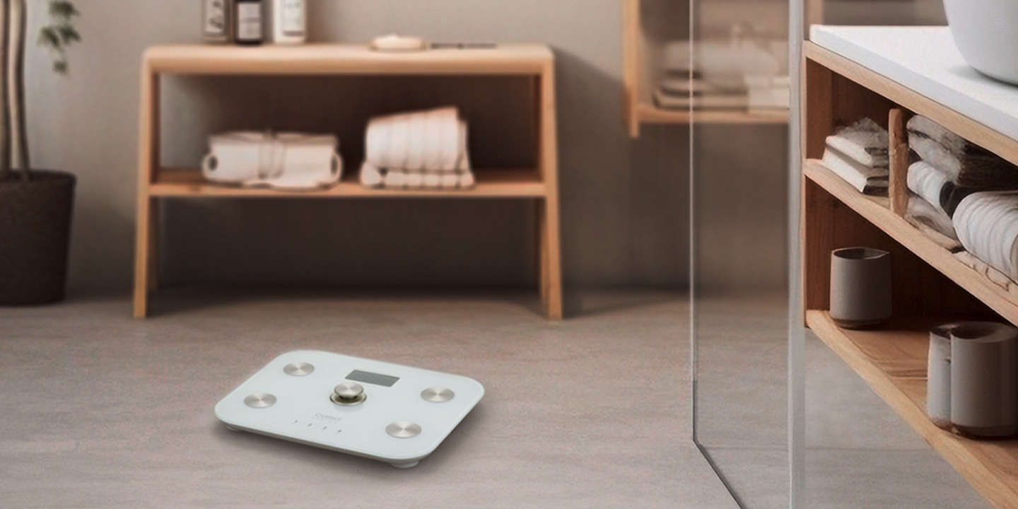 Badezimmer mit Waage, Regalen und Dekoration. Modernes Interieur.