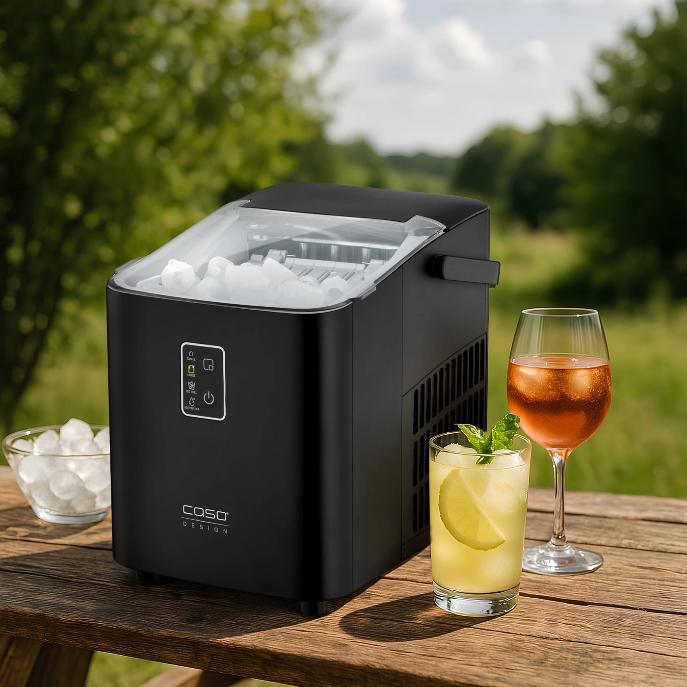 Eismaschine mit Getränken auf einem Holztisch im Freien
