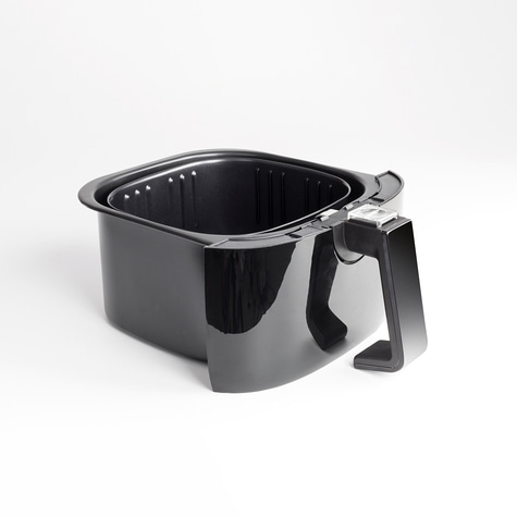 Schwarze Fritteuse mit Griff auf weißem Hintergrund, Nahaufnahme