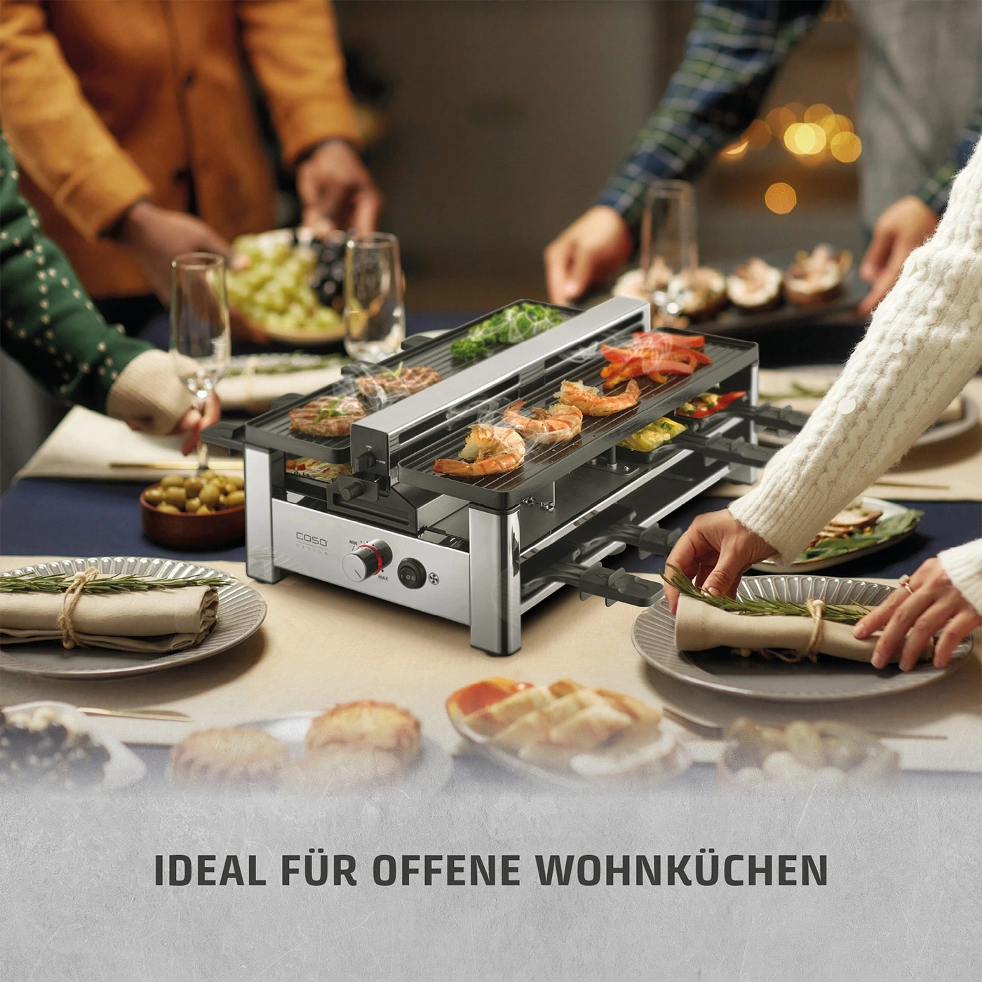 Raclette-Grill mit Garnelen und Fleisch für ein gemeinsames Essen.