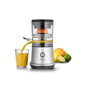Eine Zitruspresse presst Orangensaft in ein Glas, nebenbei liegen Früchte.