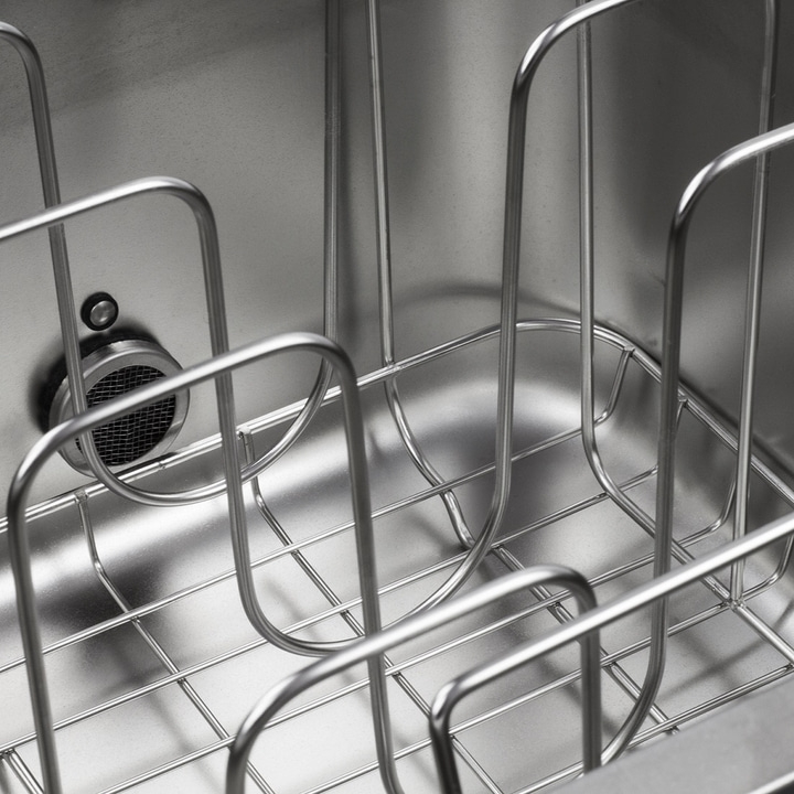 Edelstahl-Spülbecken mit Metallgestell und Abfluss. Nahaufnahme.