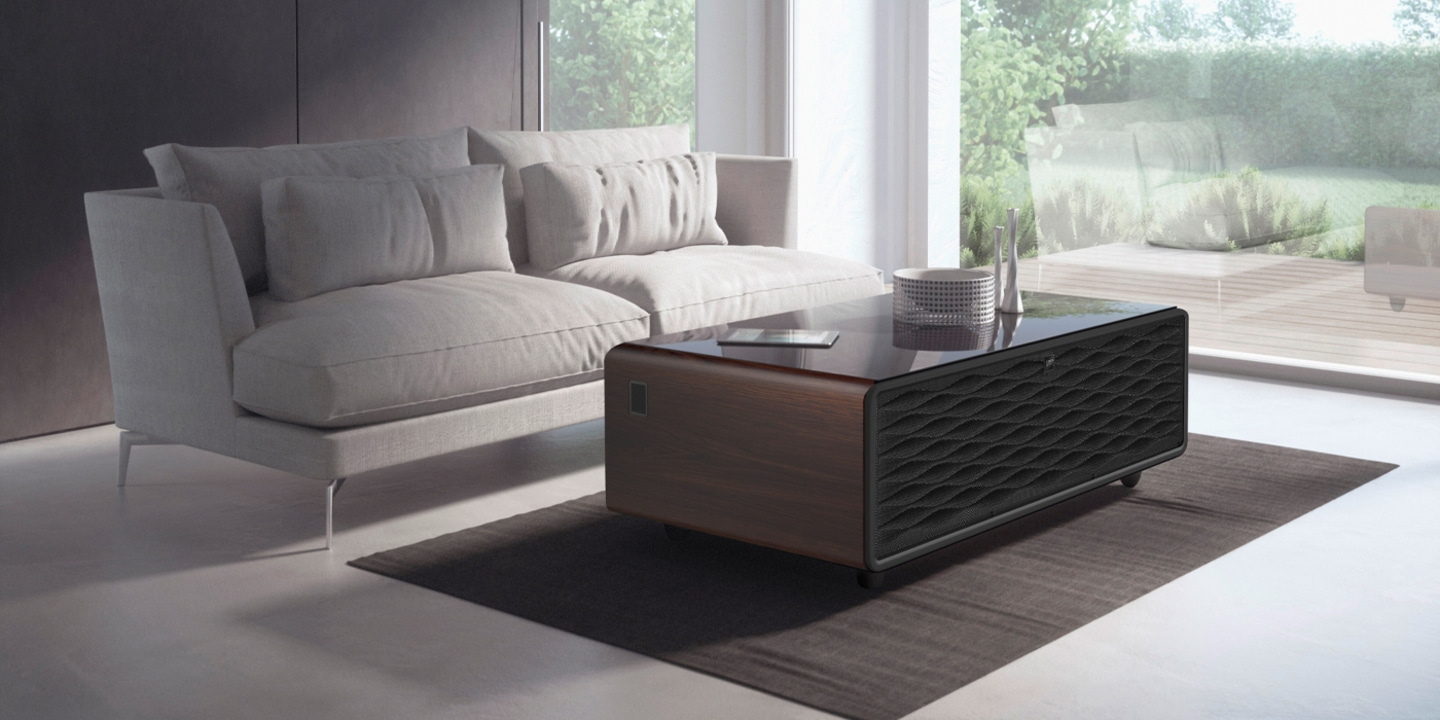 Couch mit Tisch und Fenster im Hintergrund, modernes Wohnzimmer
