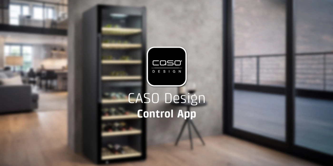 Ein moderner Weinkühlschrank mit dem CASO Design Control App Logo.