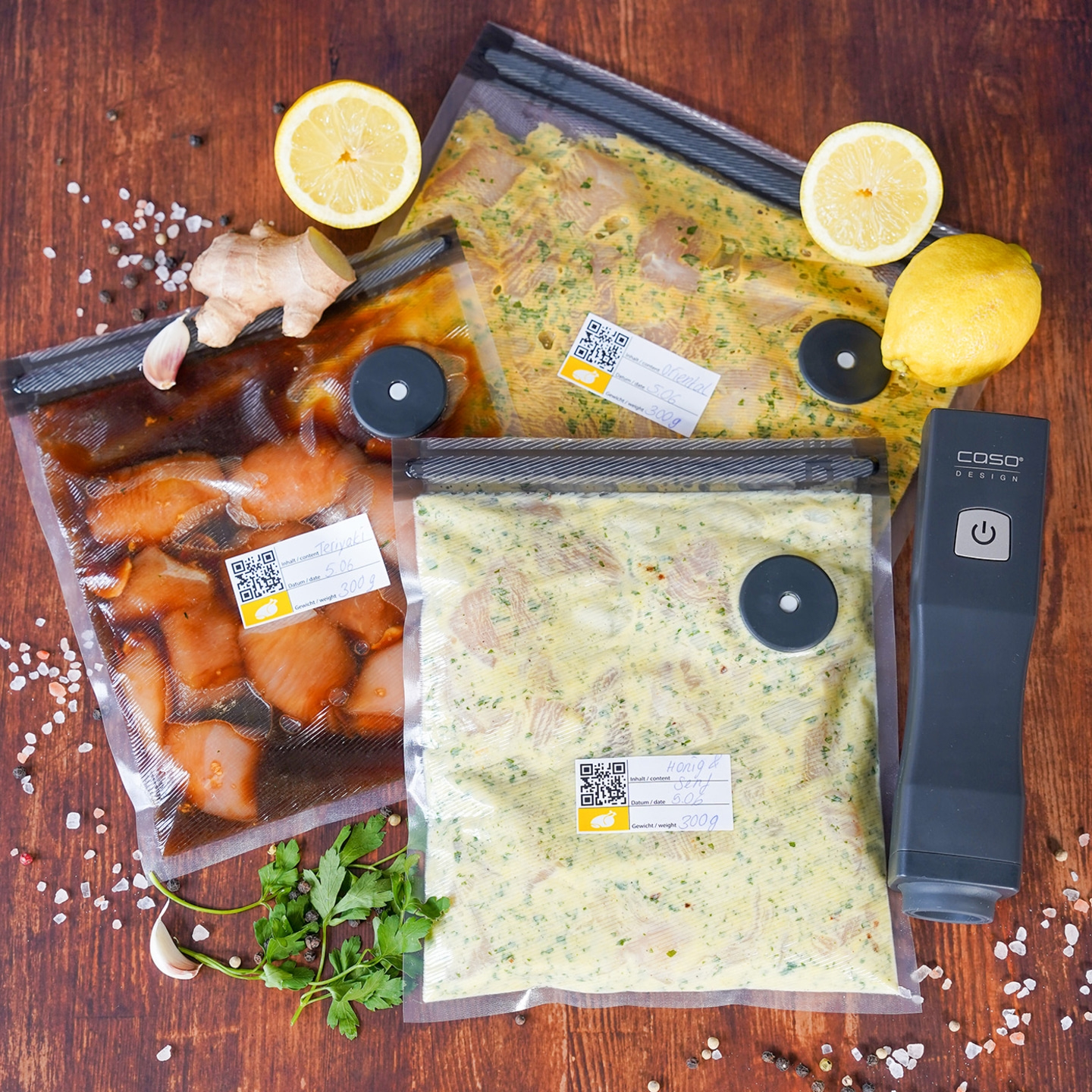 Vakuumverpackte Lebensmittel mit Zitrone, Ingwer und Knoblauch auf Holzuntergrund.