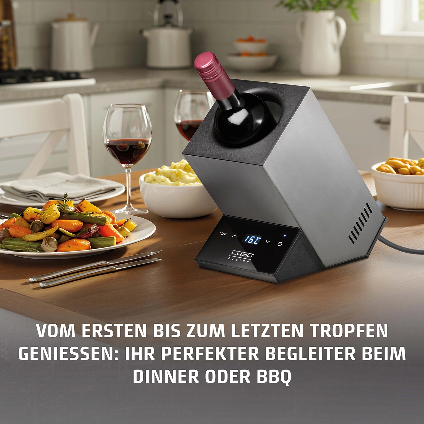Weinflasche in einem Weinkühler auf einem Tisch mit Essen und Text.