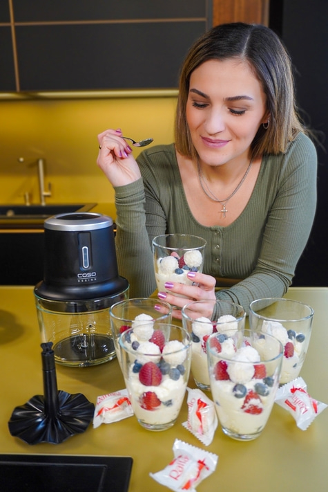 Frau mit Dessert, Beeren, Kokosbällchen, Gläser, Küche, Essen, genießen, Löffel