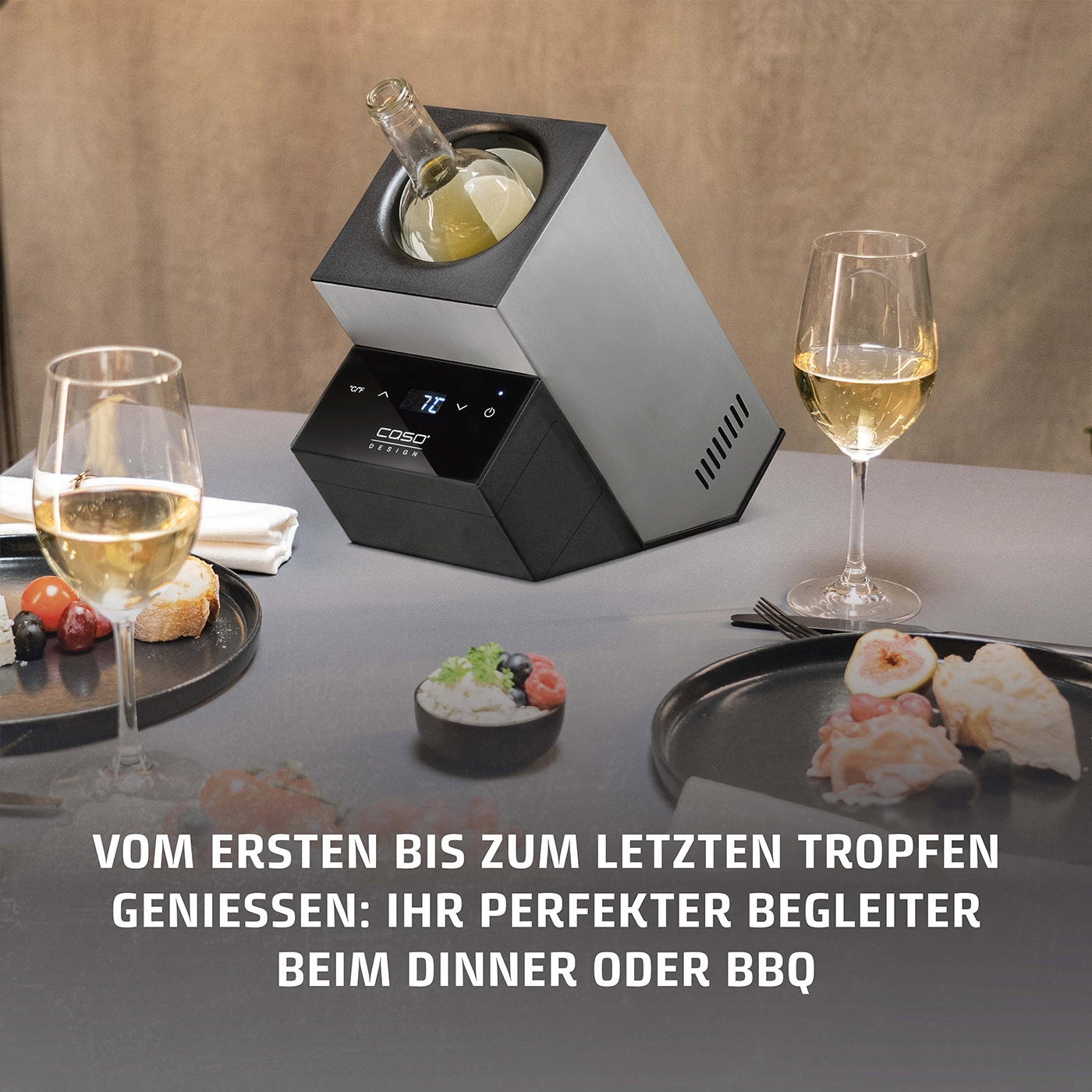 Weinkühler mit Wein, Gläsern und Essen auf einem Tisch. Perfekt für Dinner oder BBQ.