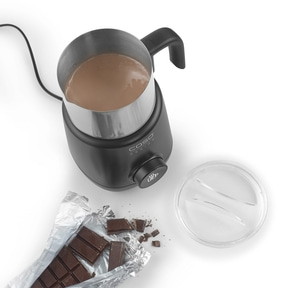 Schokoladenmilchbereiter mit Schokolade und Deckel auf weißem Hintergrund