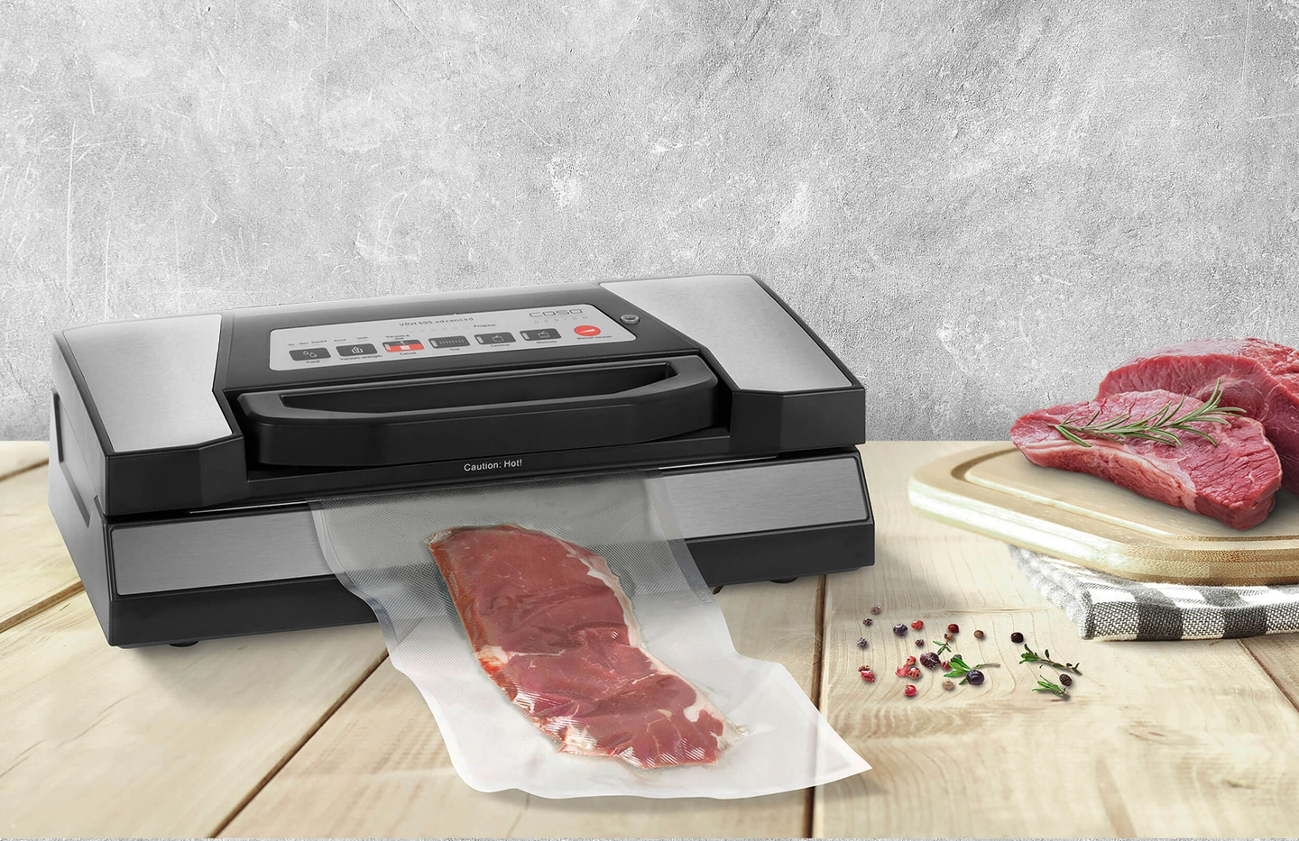 Vakuumiergerät versiegelt ein rohes Steak in einer Plastiktüte auf einem Holztisch neben weiteren Steaks.